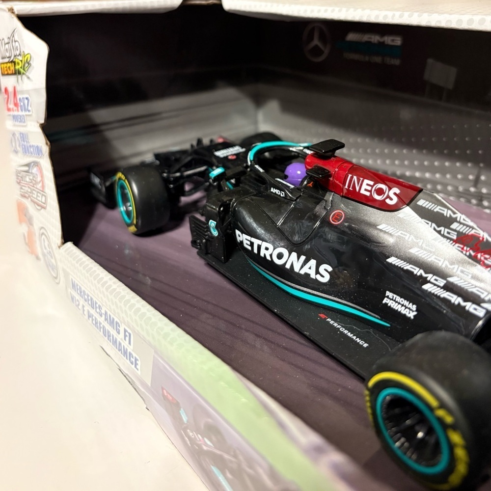 Maisto Tech RC Mercedes-AMG F1 V12 Performance Car - Black and Silver - Picture 7 of 7